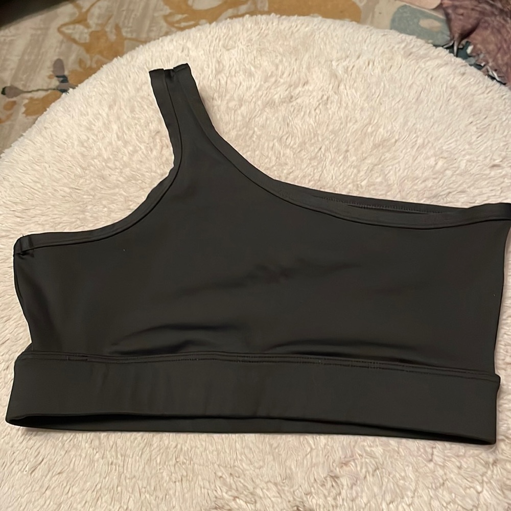 Black sports bra with 1 strap